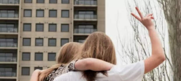 В Киеве подростки танцевали под русский рэп, переодевшись в полицейских