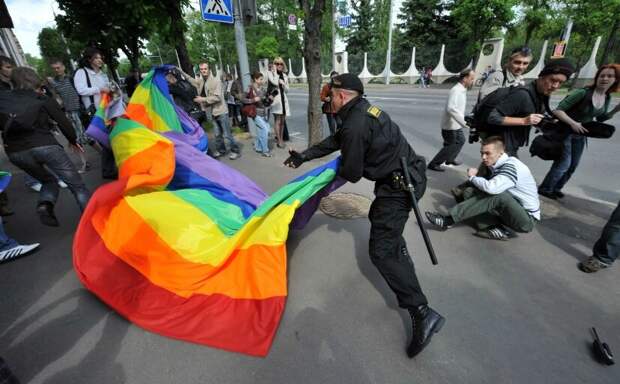 В России ЛГБТ* признали экстремистской организацией и запретили её деятельность. Ну, наконец-то! Как долго мы ждали этого момента.