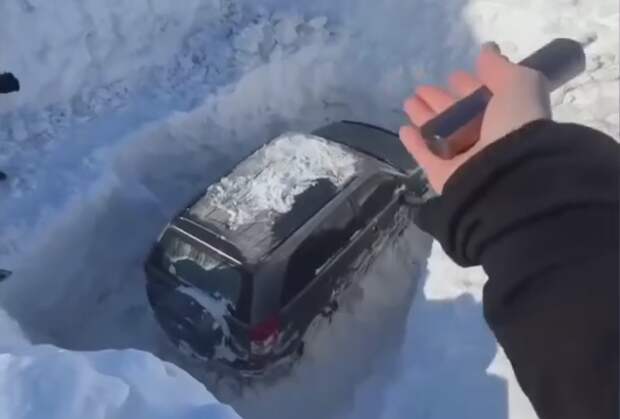 Российские реалии: от машины под сугробом до парада планет и мессенджера против мошенников...