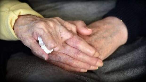 98-летняя мать перебралась в дом для престарелых, чтобы ухаживать за своим 80-летним сыном Великобритания, Англия, дом престарелых, мать и дитя, Мама, сын, старость, забота, длиннопост