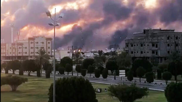 В Саудовской Аравии после атак беспилотников загорелись два НПЗ