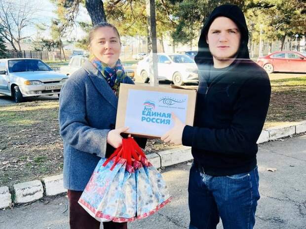 Администрация Кошехабльского района доставила семьям участников СВО новогодние подарки
