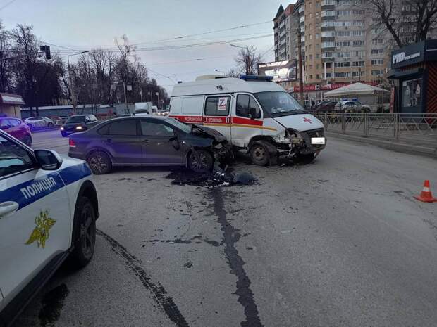Фельдшеры «скорой» пострадали в ДТП в Смоленске: врачи ехали на вызов с сиреной