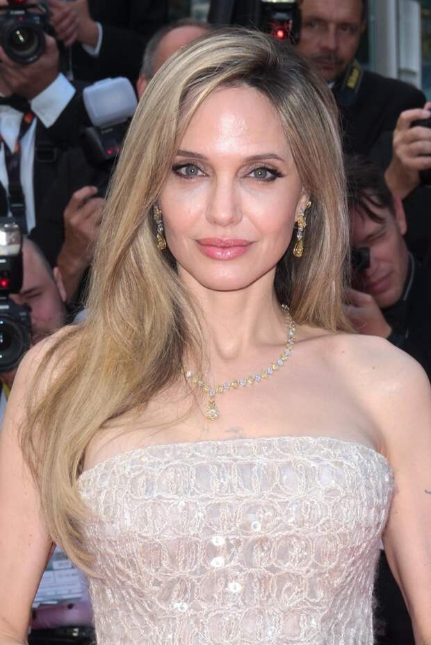 Анджелина Джоли