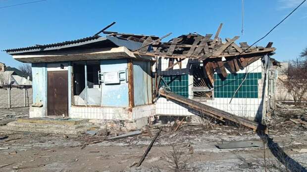 ВСУ ранили мужчину и разрушили дома в центре Горловки – фоторепортаж  