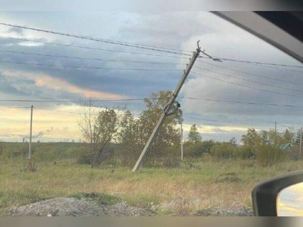 Столб на улице Читы практически рухнул