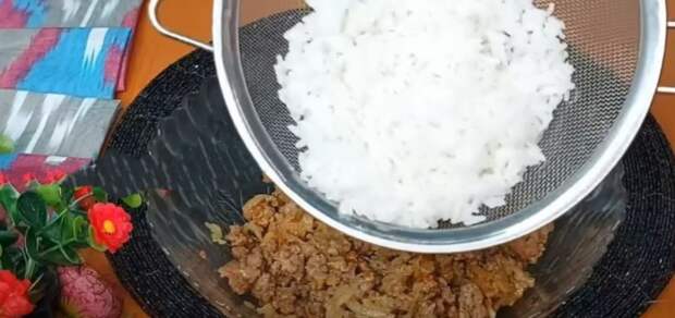 Достаточно 100 грамм риса. Пирожки с картошкой больше не делаю, есть рецепт проще и вкуснее