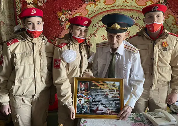 Военнослужащие ОГРВ ПРРМ и юнармейцы из Приднестровья поздравили ветерана Великой Отечественной войны с 95-летием