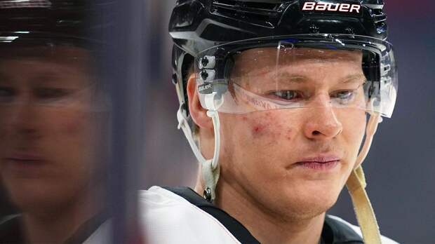 Русские игроки чуть не подрались в НХЛ: Мичков ударил Минтюкова по лицу, но отказался скидывать краги