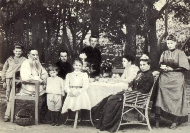 Толстой с семьей за чайным столом в парке.