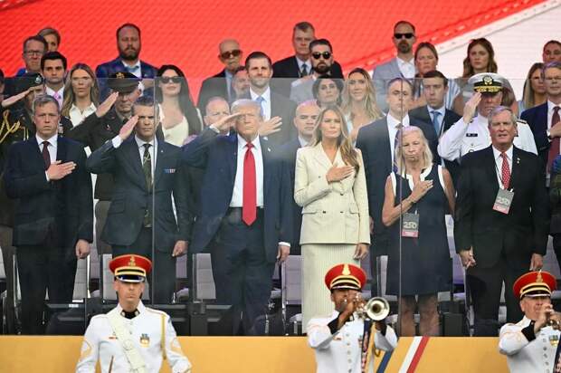 Трамп на военном параде в Вашингтоне, 14.06.25.jpg