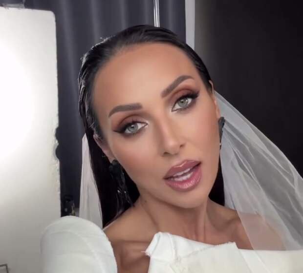 Певица Алсу опубликовала фото в свадебном платье