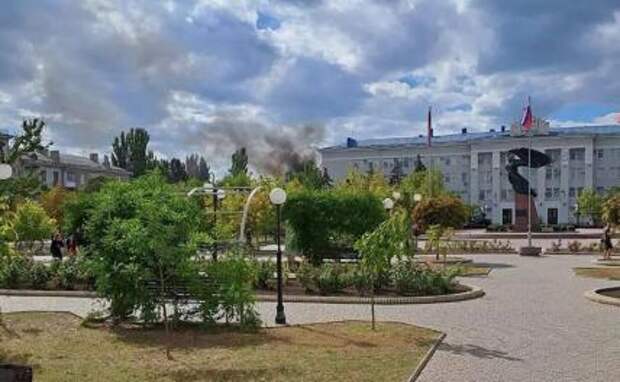 На фото: дым на месте взрыва в Бердянске