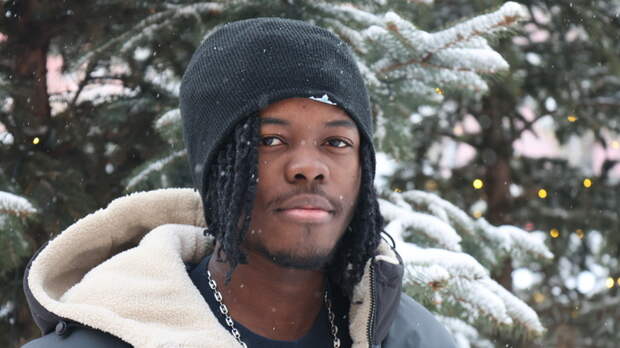 "Русские только в кино злодеи". Как студент из Бенина приехал в Барнаул и стал моделью