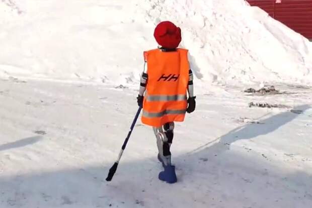 В Москве робот начал убирать дороги