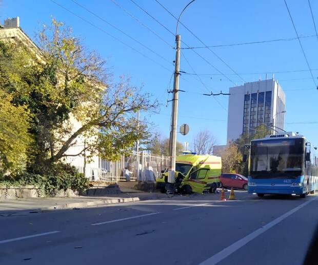 В Симферополе легковой автомобиль врезался в скорую помощь: пострадали 5 человек