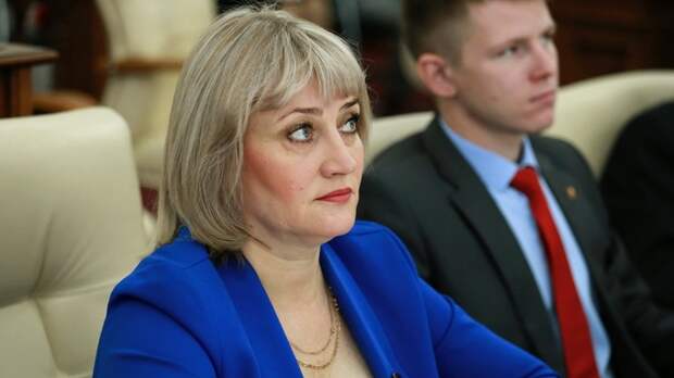 Помощницу скандального депутата АКЗС Клюшниковой отстранили от работы