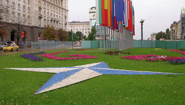 Эмблема и флаги стран-членов НАТО. Архивное фото