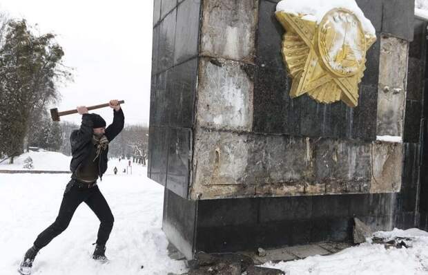 Украинский националист с кувалдой
