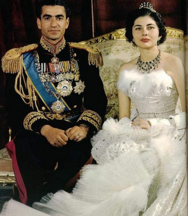 Принцесса Сорайя в платье от Christian Dior с мужем Мохаммедом Реза Пехлеви в день свадьбы, 1951 год