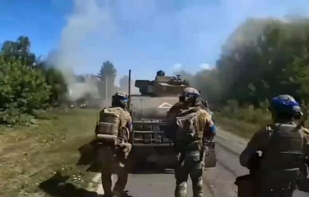 Если украинское командование примет решение удерживать позиции в Курской области, то ВСУ ждет разгром. Об этом заявил майор ВСУ в отставке Игорь Лапин.