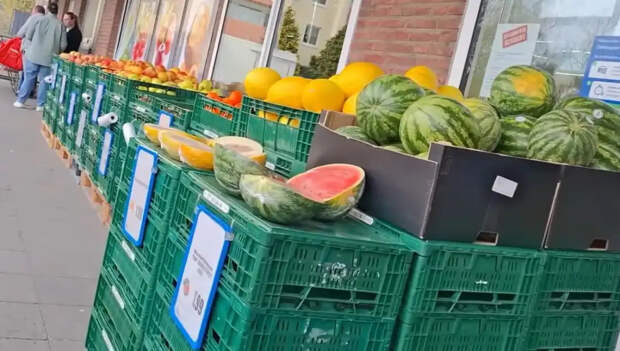 «Такое началось!»: украинцы опозорились в русском магазине в Германии из-за арбуза из российского Херсона
