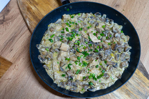 Фото к рецепту: Курица с грибами в сливочном соусе
