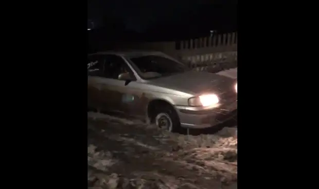 Жители Кемерова не могут выехать из частного сектора из-за неочищенных от снежной каши дорог