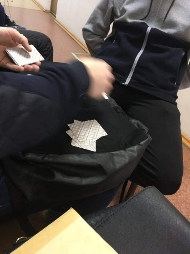 В очереди на прием к врачу каждый развлекается как может В очереди на прием к врачу каждый развлекается как может