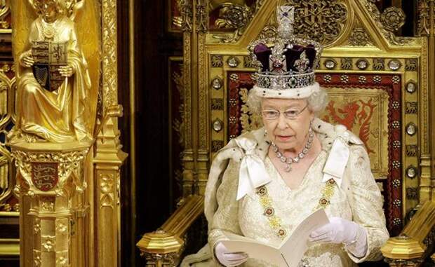 На фото: королева Англии Елизавета II (Queen Elizabeth II) во время выступления с традиционной тронной речью