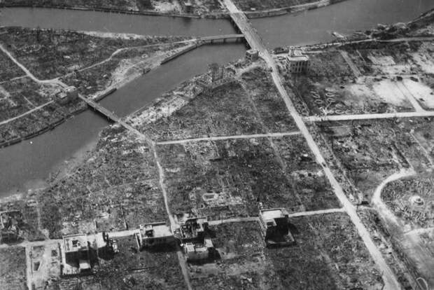 10. Вид эпицентра Хиросимы осенью 1945-го — полное разрушение после сброса первой атомной бомбы. На фотографии виден гипоцентр (центральная точка очага взрыва) — примерно над Y-образным перекрестком в центре слева. (U.S. National Archives)