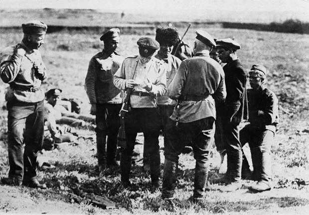 Офицеры армии Колчака допрашивают пленного солдата Красной Армии и проверяют его документы