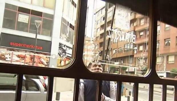90-летняя старушка оставила в кафе сорок тысяч евро. Владелец вернул ей все деньги до копейки