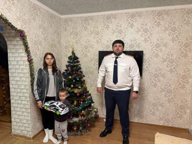 Сотрудники Гиагинского межрайонного следственного отдела СУ СК РФ по РА присоединились к акции «Ёлка желаний»  