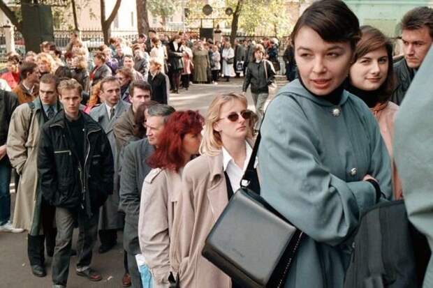 Около тысячи безработных москвичей в очереди на ярмарку вакансий, сентябрь, 1998 год