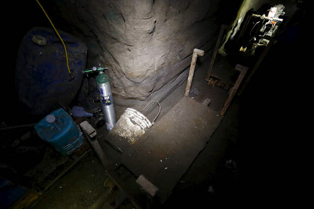 Кислородные баллоны в подземном тоннеле