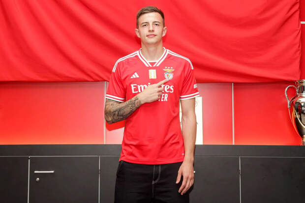 Украинский вратарь "Бенфики" Трубин вывел команду в плей-офф ЛЧ, забив мяч