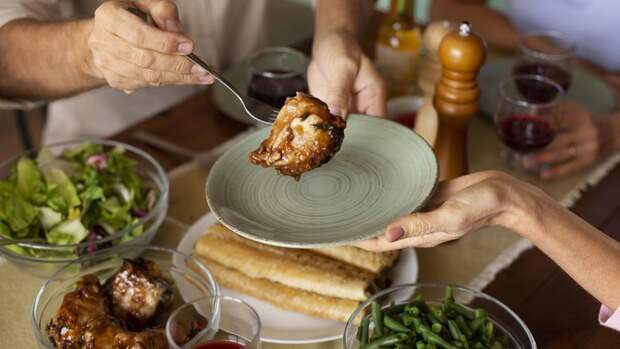 Кардиолог предупредил о связанных с поздним ужином рисках