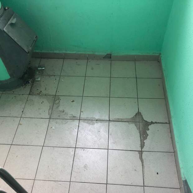 Жительница дома на Отрадной пожаловалась на грязь в подъезде