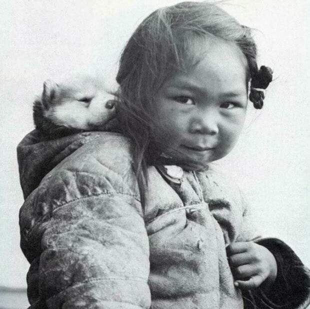 7. Девочка-инуитка со своим щенком хаски, 1920-е гг. архивные фотографии, интересно, исторические кадры, история, познавательно, старые кадры, старые фото, факты