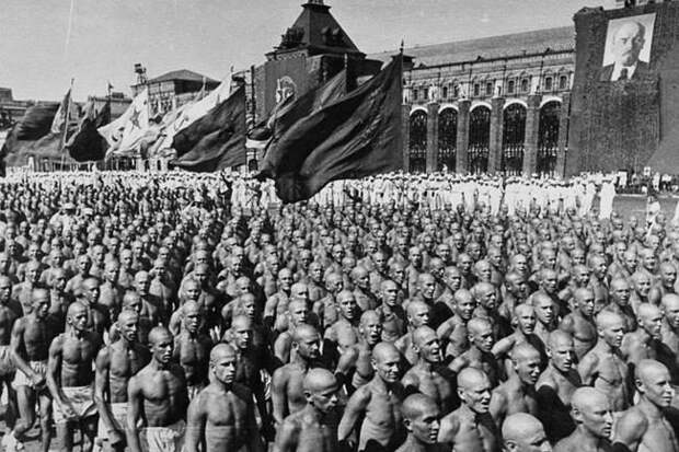 На данном изображении может находиться: 6 человек, люди стоят, толпа, небо и на улице