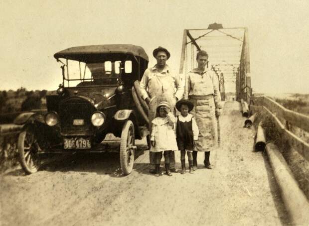 Семья и их 1917-19 Ford Model T винтажные фото, история, олдтаймер, ретро, ретро авто, ретро фото, старина, фото