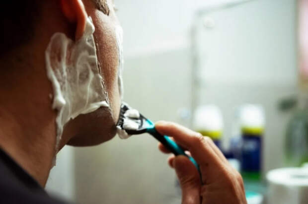 Мужчина побрил подмышки станком жены и умер