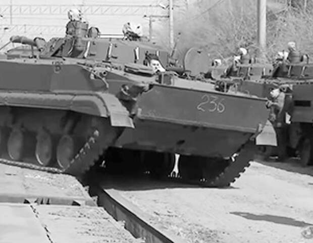 На видео из соцсетей видно, как техника перемещается из мест постоянной дислокации на полигоны