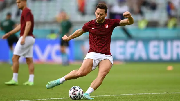 Чалханоглу перешёл из «Милана» в «Интер»