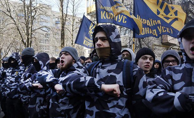 Бойцы «Азова» во время митинга перед зданием Генеральной прокуратуры Украины в Киеве