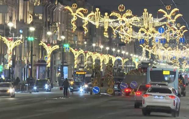 Новогодние огни в Петербурге сменяются памятными композициями ко Дню снятия блокады