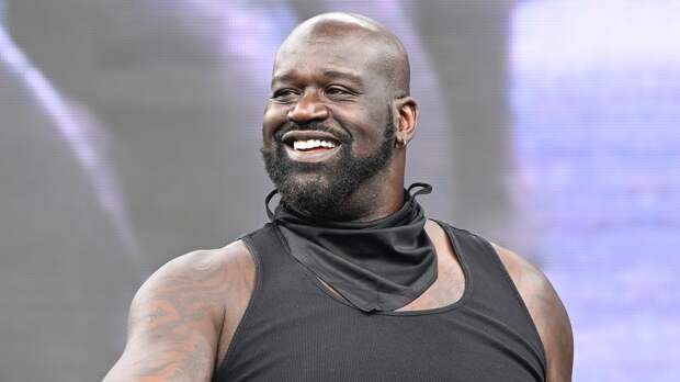 DJ Shaq performing music