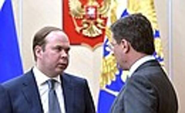 Руководитель Администрации Президента Антон Вайно (слева) и Министр энергетики Александр Новак перед началом совещания с членами Правительства.