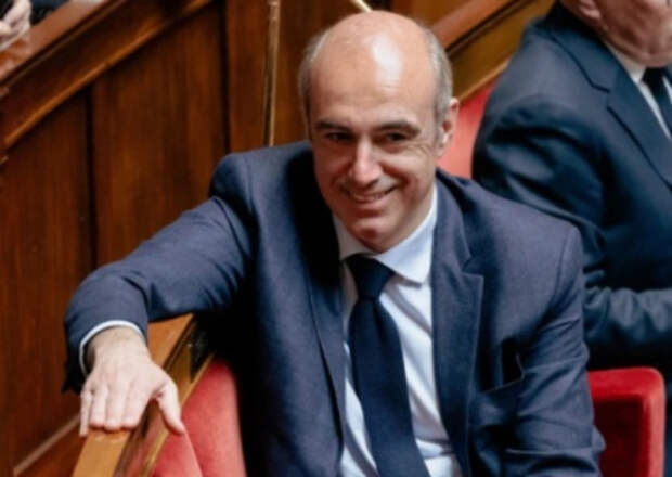 Во Франции нашли мёртвым политика, который обвинял Макрона в коррупции Во Франции нашли мёртвым политика, который обвинял Макрона в коррупции